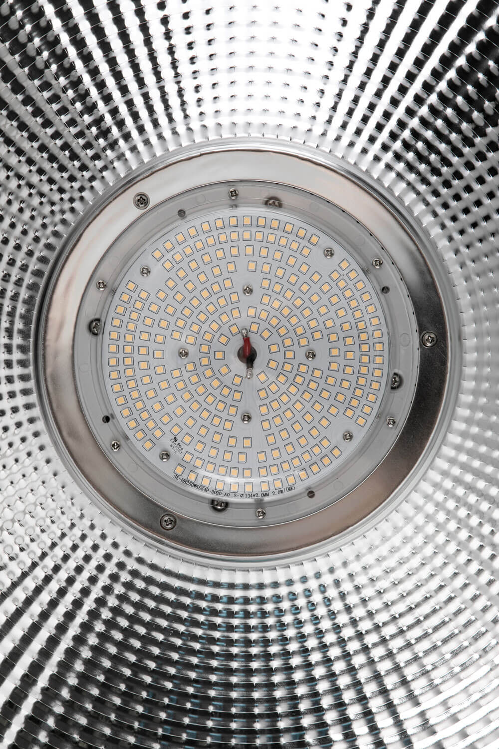 Design LED Hallenstrahler AML-HB mit Schirm und Fokus auf der LED Linse