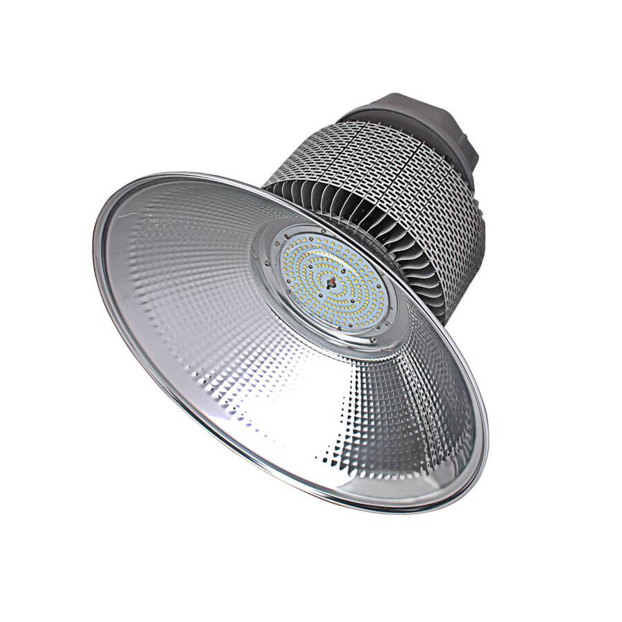 Design LED Hallenstrahler AML-HB mit Schirm aus schräger Perspektive