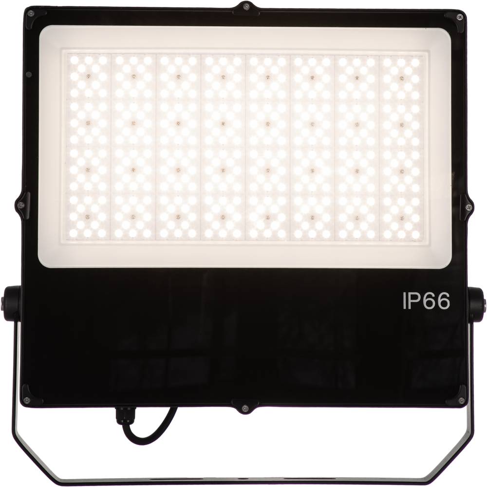 Eingeschalteter AML® LED Flutlichtstrahler der FLP2-Reihe mit hoher Helligkeit und gleichmäßiger Ausleuchtung im Außenbereich