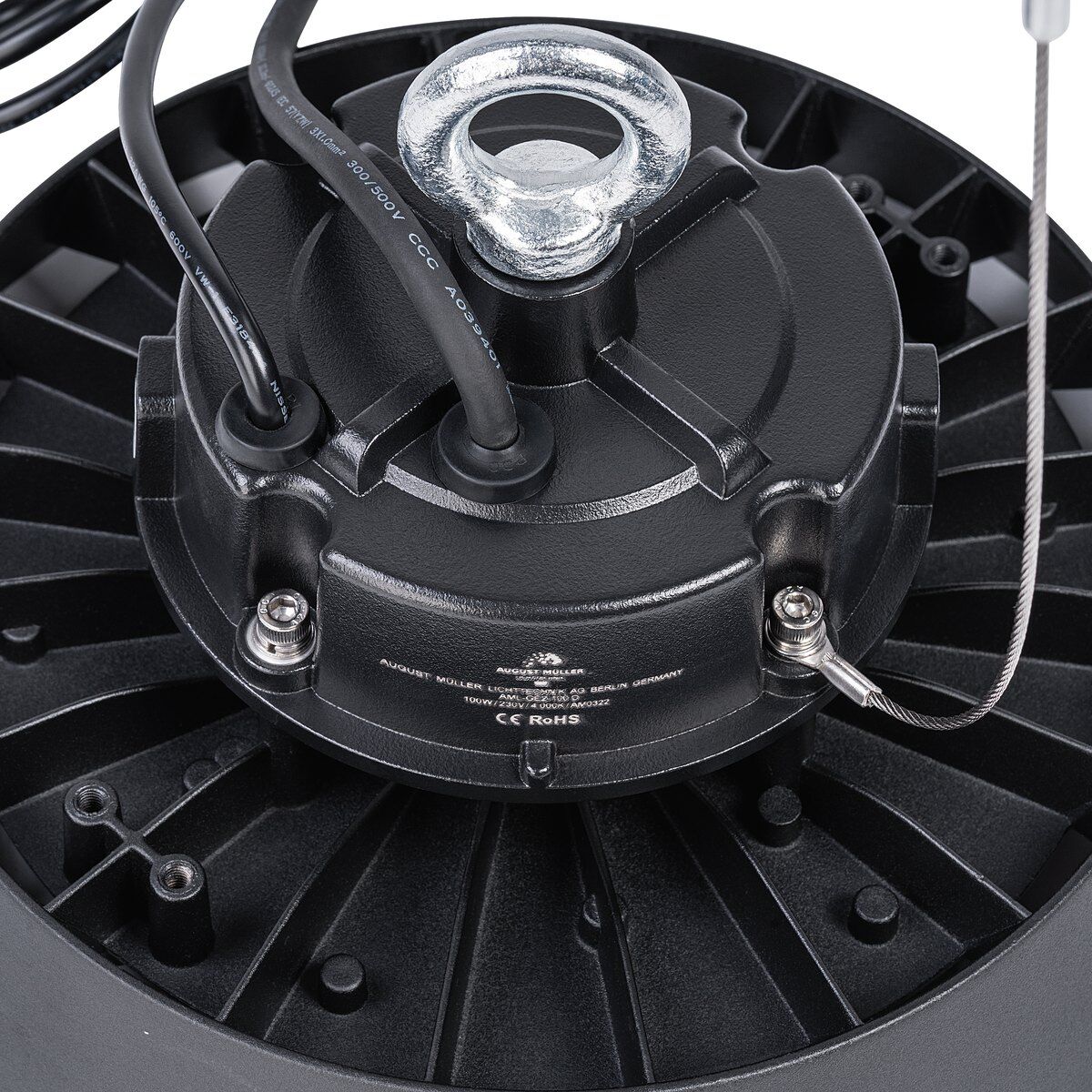 Oberseite des LED Hallenstrahlers AML® GE2-100 mit Ringöse, Treibergehäuse, Kühlrippen und Schirm