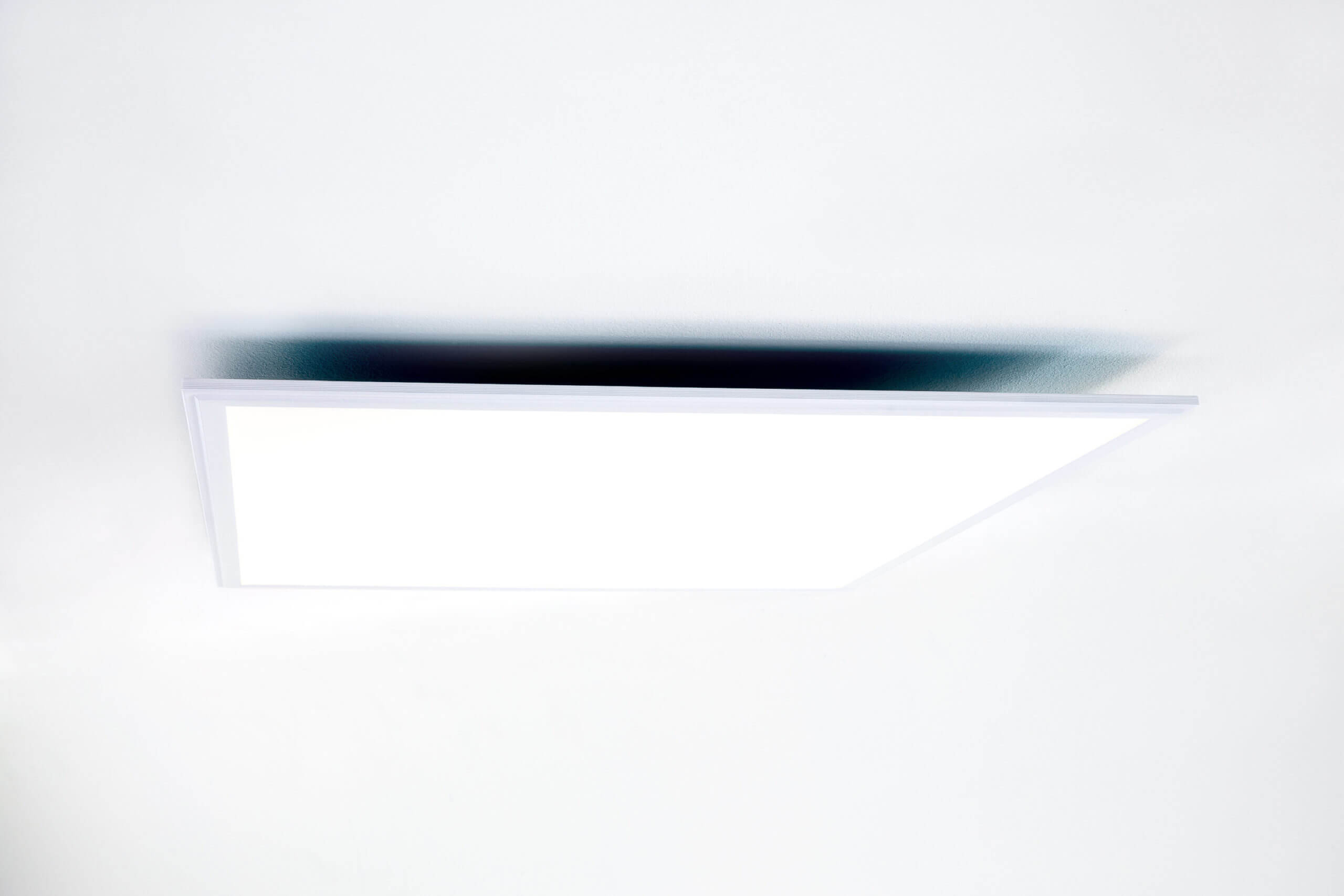 Homogene Lichtverteilung 4000K (Neutralweiß) ohne Flimmern – Eingeschaltetes LED Panel für Büros