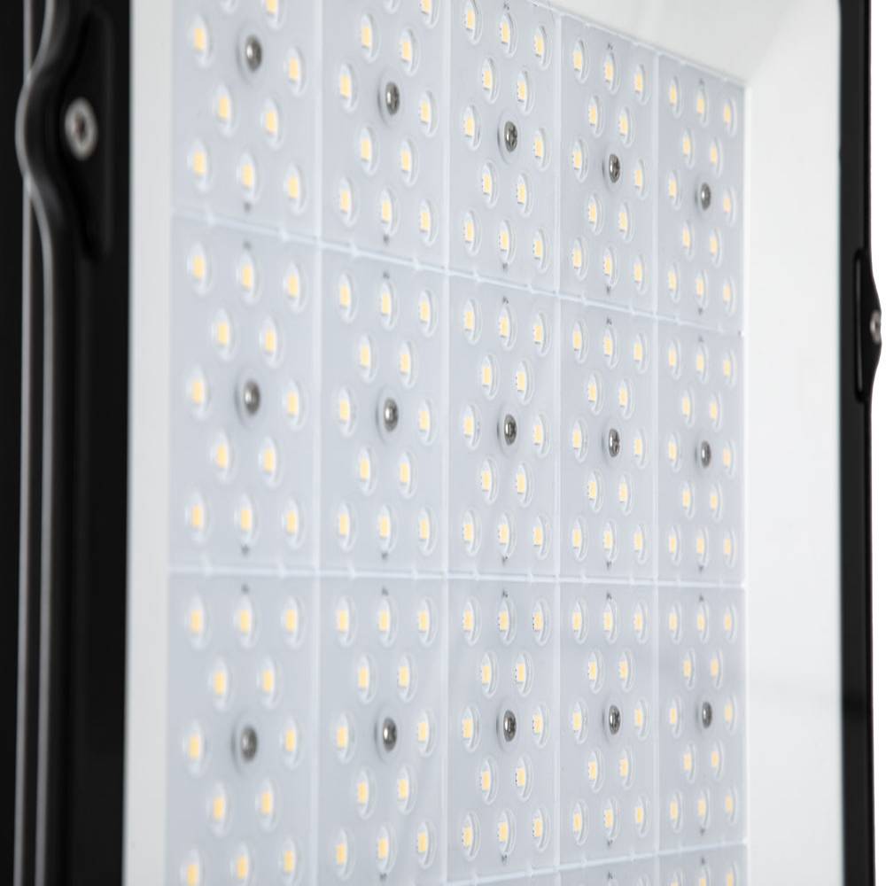 Detailansicht der LED-Technologie im AML® LED Flutlichtstrahler der FLP2-Reihe für effiziente und langlebige Außenbeleuchtung