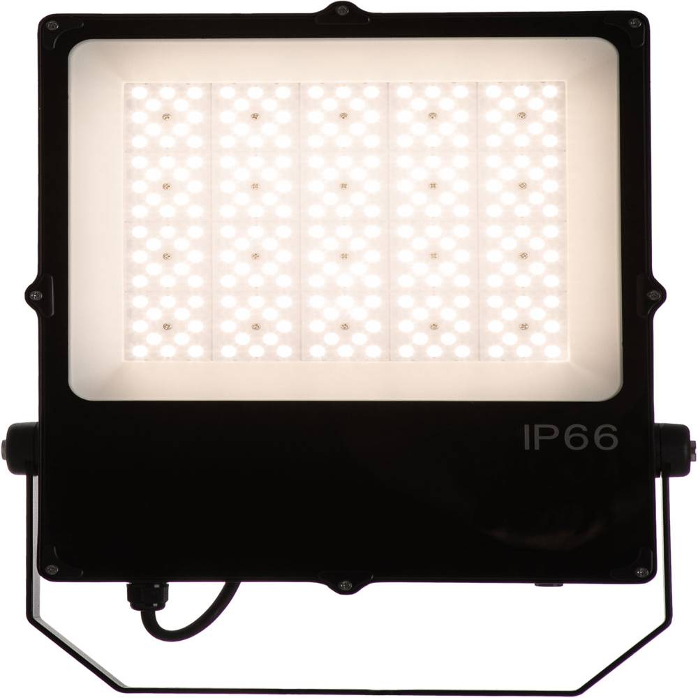AML® LED Flutlichtstrahler der FLP2-Reihe im Betrieb mit homogener Lichtverteilung für Gewerbe- und Außenflächen