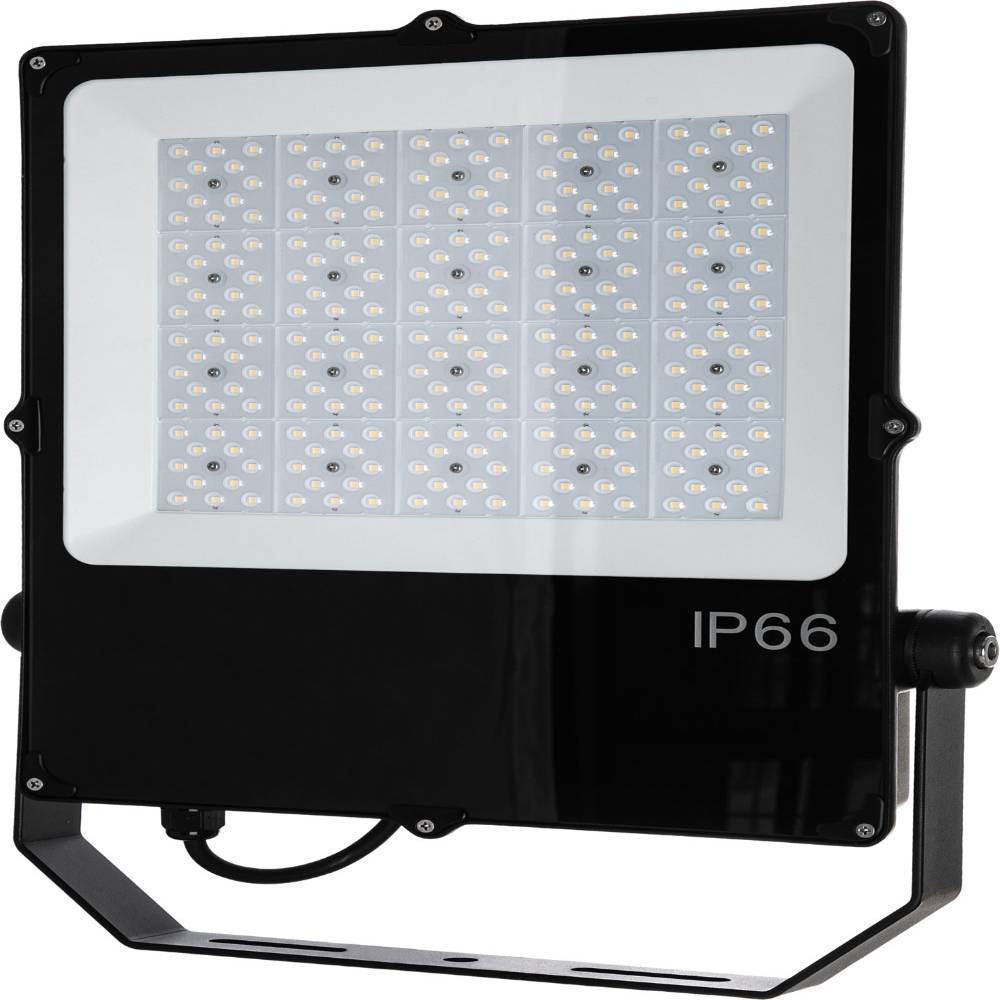 Kompaktes Profil eines AML® LED Flutlichtstrahlers der FLP2-Reihe im ausgeschalteten Zustand mit schlankem Gehäusedesign
