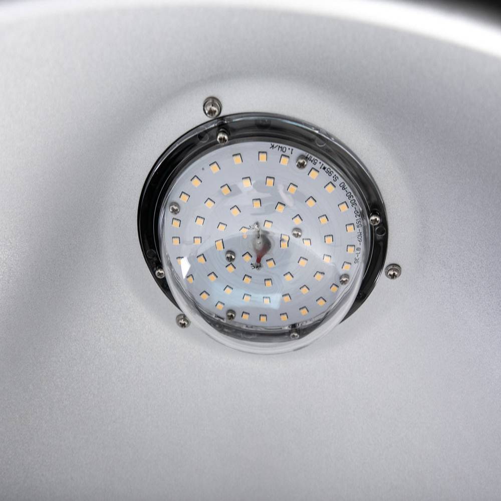 Nahaufnahme der LED-Chips im Inneren des AML HBB2 Hallenstrahlers, die die hochwertige Lichtquelle des Retro-Designs zeigen.