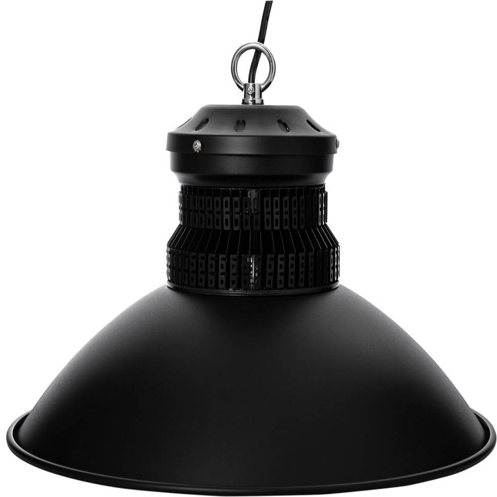 Detailansicht des schwarzen Gehäuses des LED-Hallenstrahlers AML HBB2, das die elegante Kühlstruktur und die Aufhängung hervorhebt.
