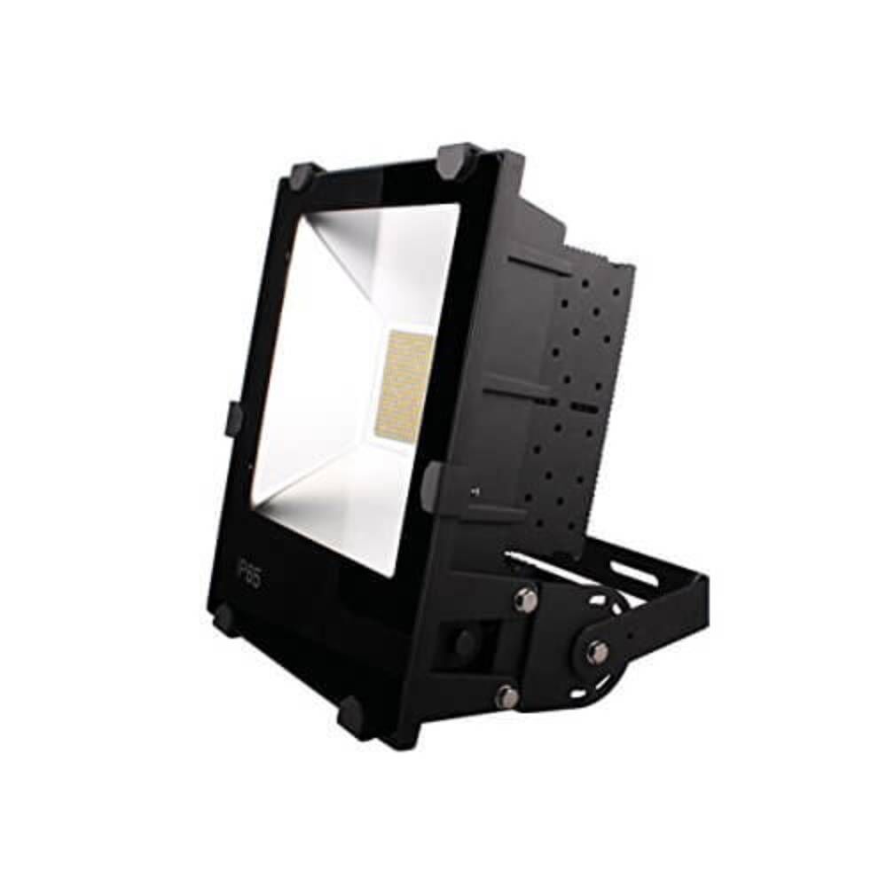Schrägansicht eines AML® LED Flutlichtstrahlers der FLP-Reihe mit stabiler, verstellbarer Montagehalterung für sichere Wand- und Mastmontage im Außeneinsatz.