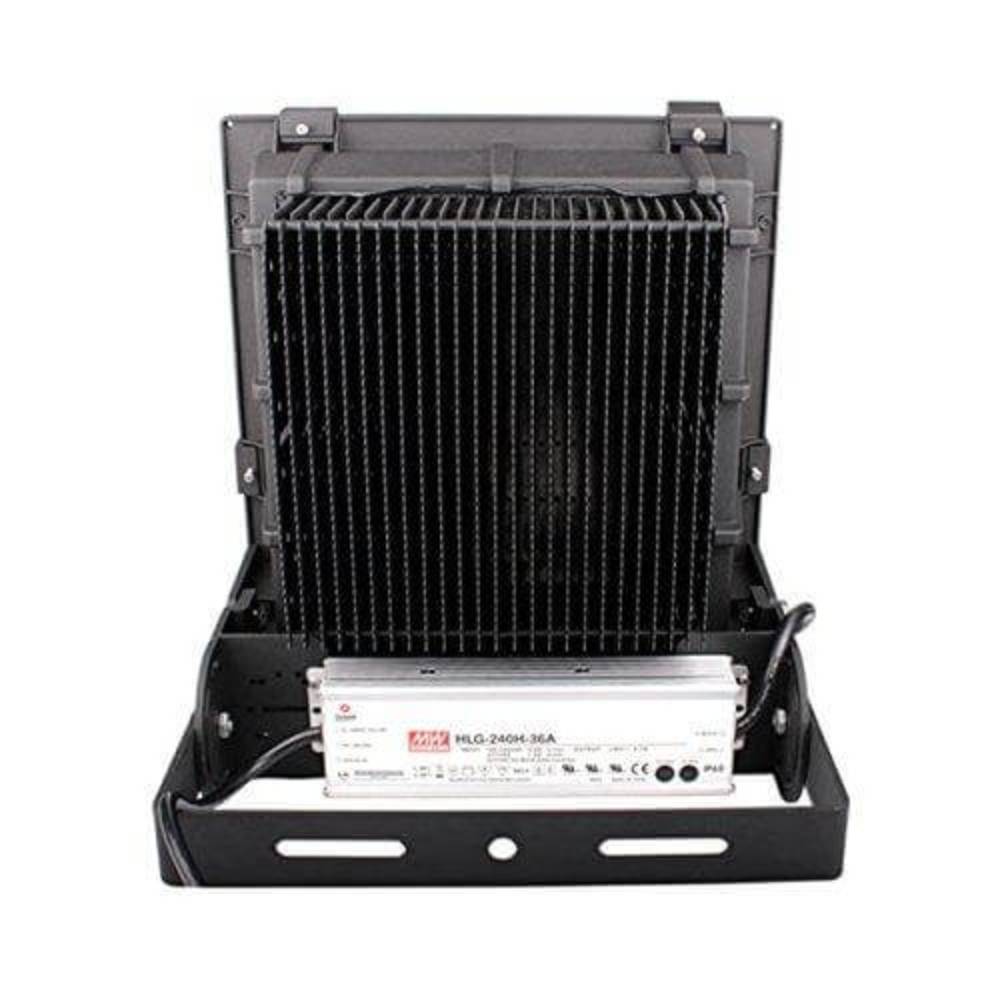 Rückansicht eines AML® Profi LED Flutlichtstrahlers der FLP-Reihe mit großem Kühlkörper und integriertem Mean Well® Treiber für zuverlässigen Dauerbetrieb.