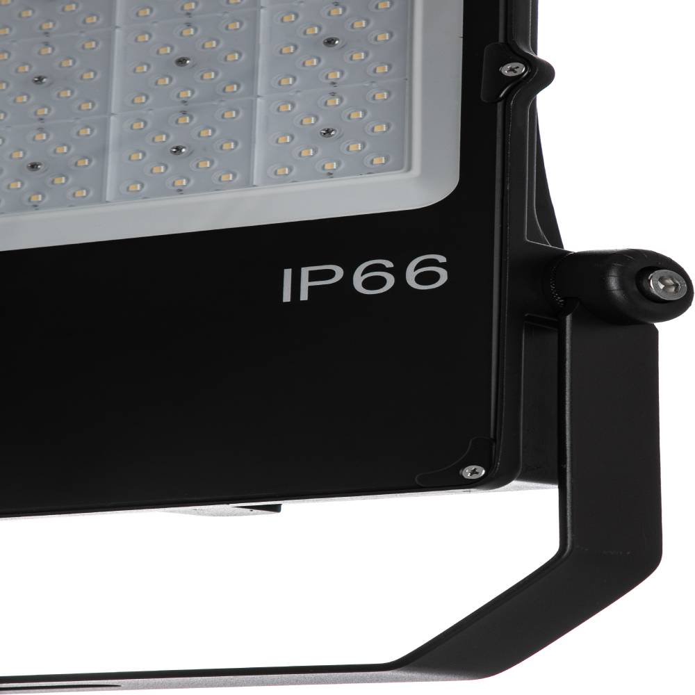 Detail des verstellbaren Montagebügels eines AML® LED Flutlichtstrahlers der FLP2-Reihe für stabile und sichere Außenmontage