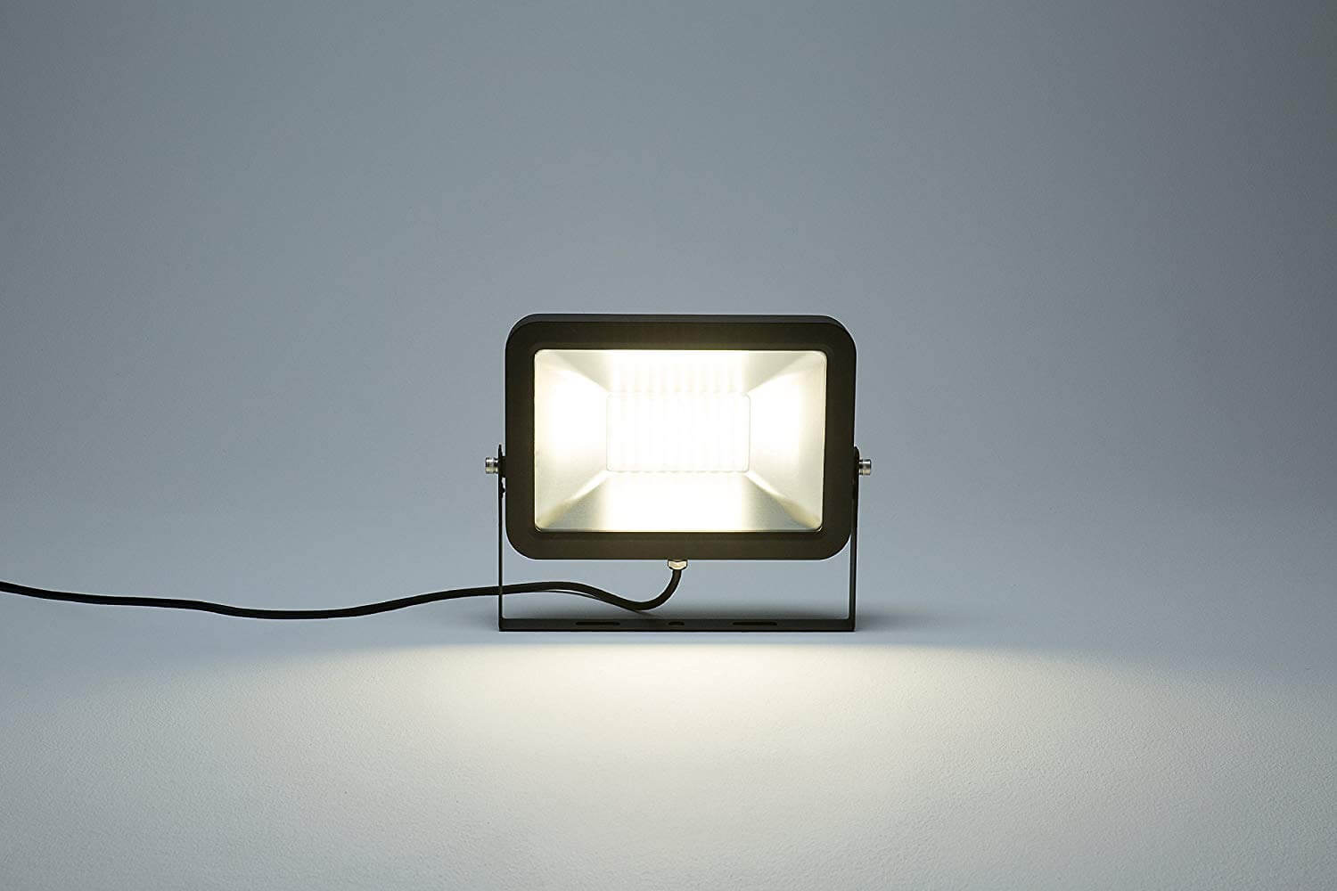 LED Strahler AML-FL, schwarz, vorne, eingeschaltet.