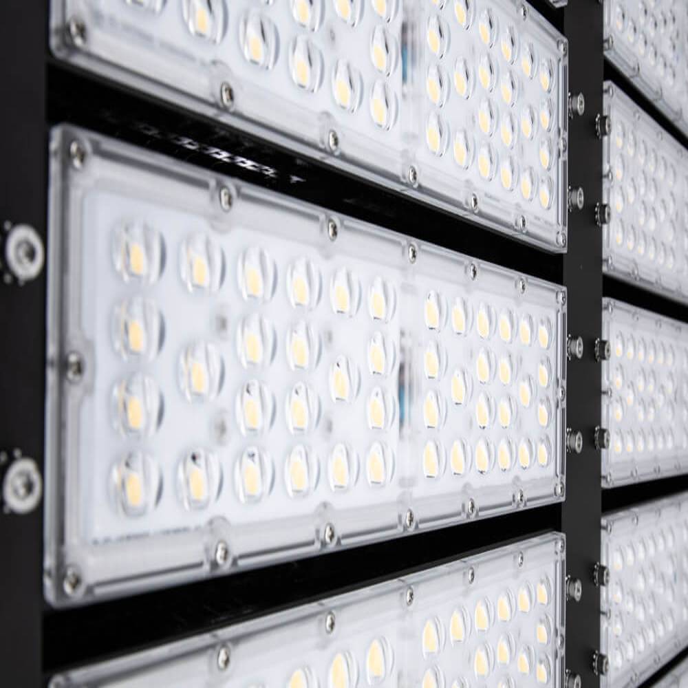 Nahaufnahme der Lumileds LUXEON LED-Chips in einem abgedichteten LED-Modul des AML® FLHP-1000 (1000W LED Flutlichtstrahler) für professionelle Außenbeleuchtung im Dauereinsatz.