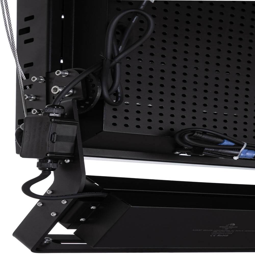 Detailaufnahme des Mean Well Treibers und der massiven Klemmbügel-Halterung des FLHP-1000W Strahlers.