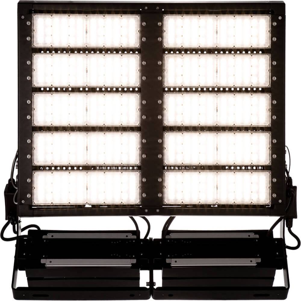 AML® FLHP-1000 1000W LED Flutlichtstrahler in Betrieb mit hoher Lichtleistung für großflächige Außenbeleuchtung im Dauereinsatz