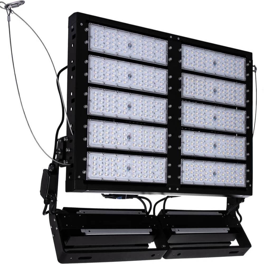 Schrägansicht AML® FLHP-1000 LED Flutlichtstrahler 1000W mit verstellbarem Montagebügel und Sicherungsseil für Hochmast- und Außenmontage
