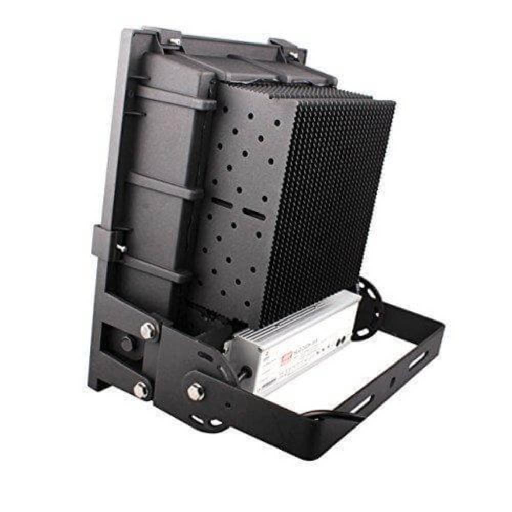 LED Flutlichtstrahler AML® FLP-200 D - dimmbar 22.000lm, 200W, 5.700K, IP65, 5 Jahre Garantie 4 Seitliche Rückansicht eines LED Flutlichtstrahlers der AML FLP-Reihe, die die Tiefe des Kühlkörpers und die Halterung zeigt.